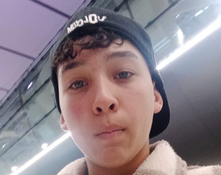 Saludan y le desean suerte a un jugador de fútbol