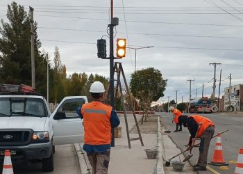 Instalaron un semáforo intermitente en el acceso sur de Plaza Huincul