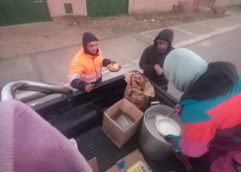 Vecinos asistieron con comida a camioneros varados en Cutral Co