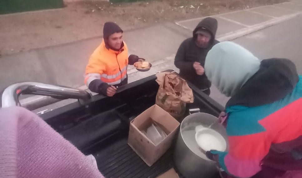 Vecinos asistieron con comida a camioneros varados en Cutral Co