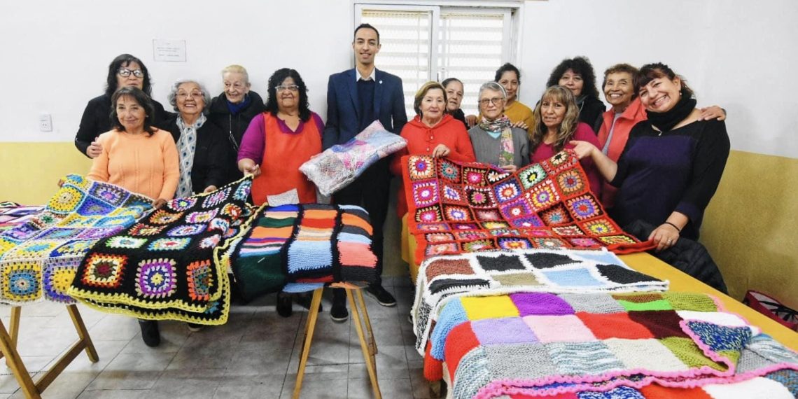 Mujeres del grupo “Tejiendo Sueños” recibieron donación