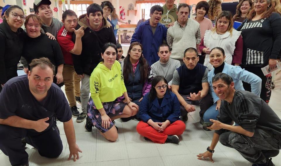 Operarios del taller Esperanza disfrutaron de un taller de baile en Cutral Co