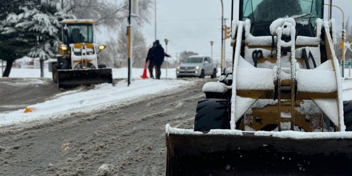 Realizan trabajos de limpieza por acumulación de nieve en Cutral Co