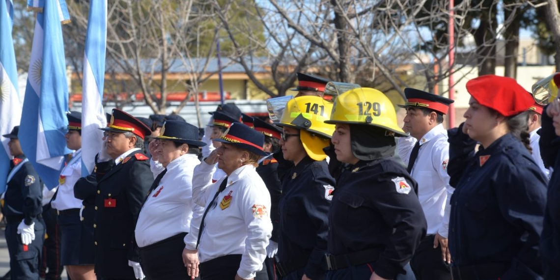 La Central 17 de bomberos voluntarios de Plaza Huincul celebró con ascensos de personal