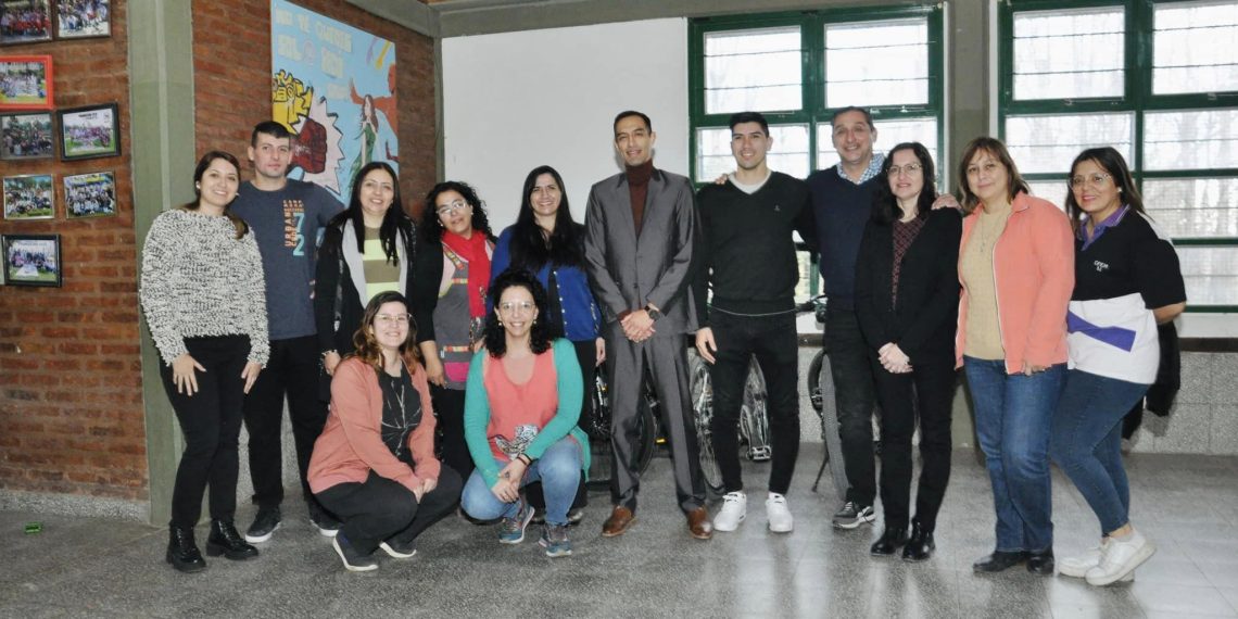 El CPEM N° 51 recibió banderas de parte del presidente del Concejo Deliberante de Cutral Co