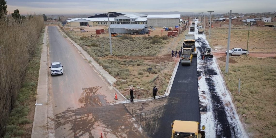 Pavimentan las calles aledañas al Colegio Tecnológico de la UTN en Cutral Co