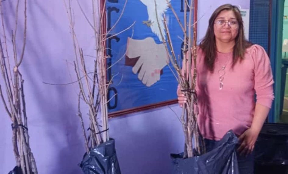 Entregan árboles en la sede del barrio Unión de Cutral Co