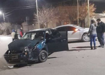 Otro choque en Cutral Co: 2 policías heridos
