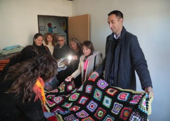 Entregaron mantas tejidas solidariamente en Cutral Co a la Fundación SENO