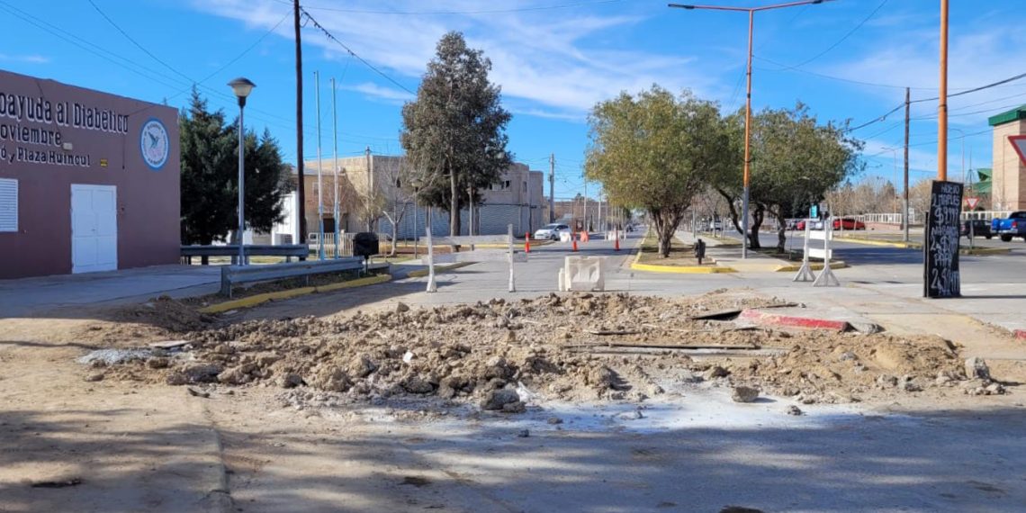 Obra de cloacas interrumpe el tránsito en la rotonda frente al hospital de Cutral Co y Huincul