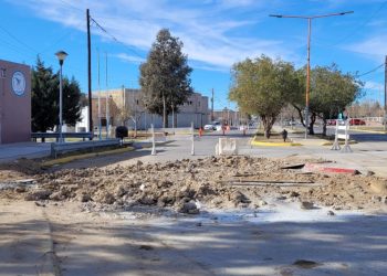 Obra de cloacas interrumpe el tránsito en la rotonda frente al hospital de Cutral Co y Huincul
