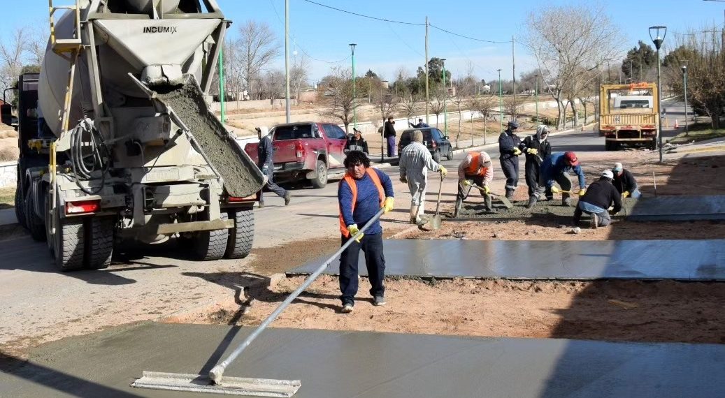 Construyen nuevas dársenas de estacionamiento en Plaza Huincul