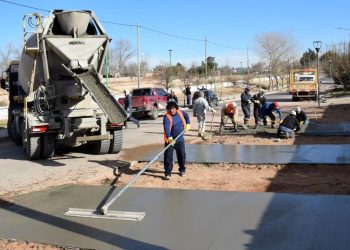 Construyen nuevas dársenas de estacionamiento en Plaza Huincul