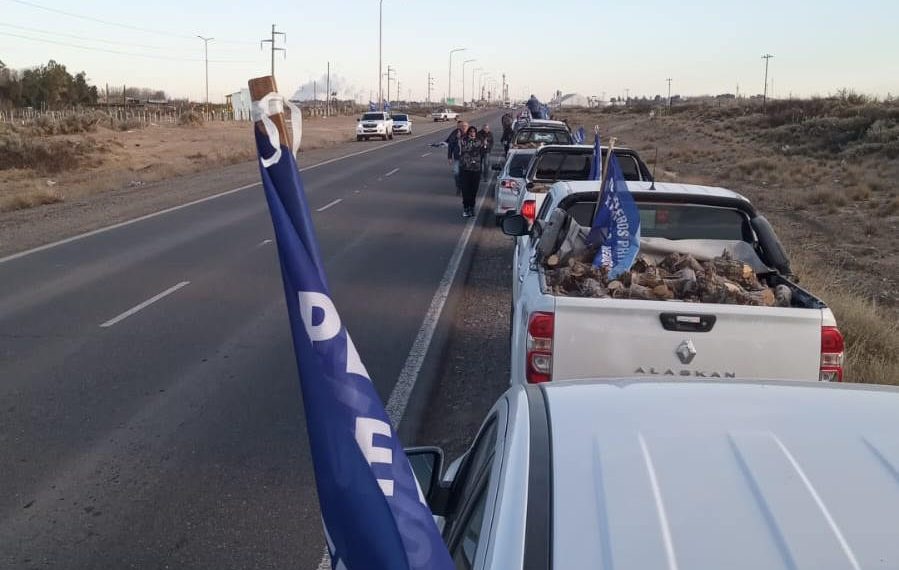 Petroleros entregan leña a familias de Cutral Co y Plaza Huincul