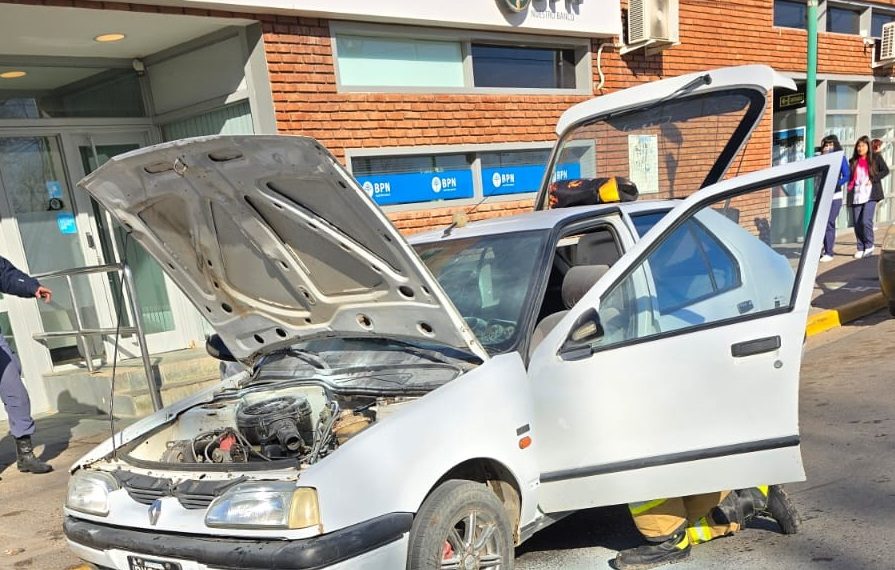 Plaza Huincul: Susto por el fuego en el motor de un auto