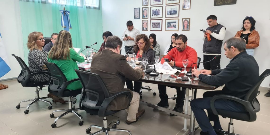 Concejales de Plaza Huincul aprobaron el adelanto salarial para los municipales