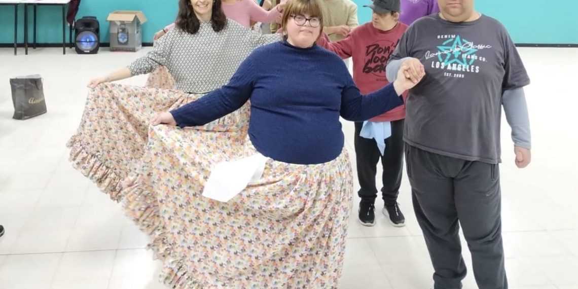 El  grupo Alborada recibió nuevas polleras de folklore
