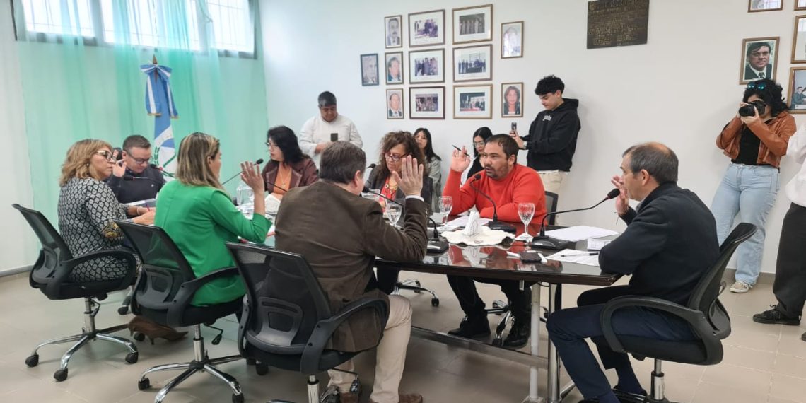 Concejales de Plaza Huincul aprobaron el adelanto salarial para los municipales