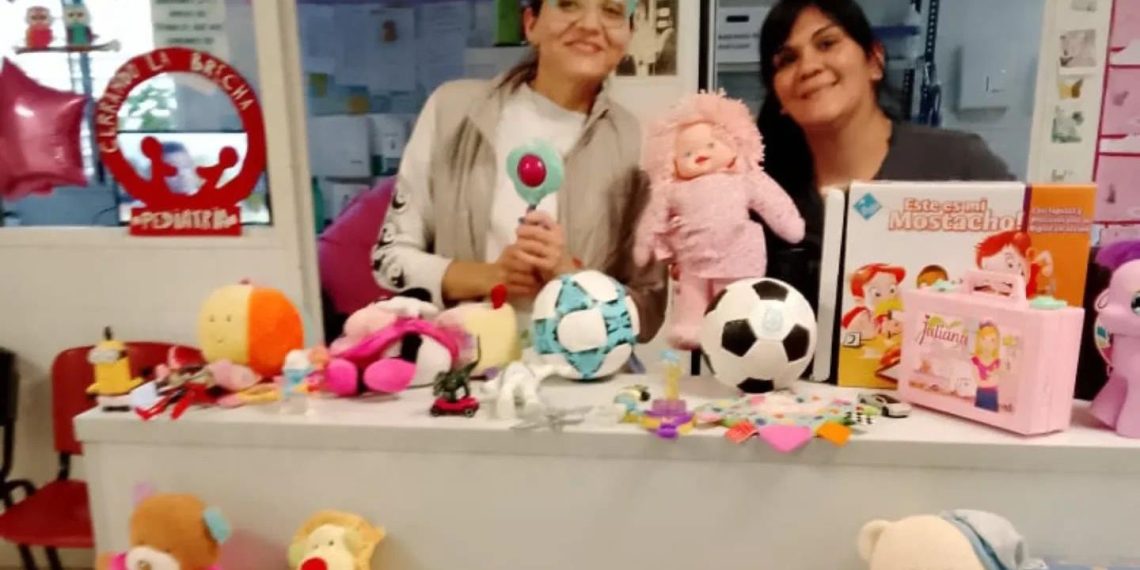 Entregan ropa y juguetes a los niños y niñas internadas en el hospital de Cutral Co