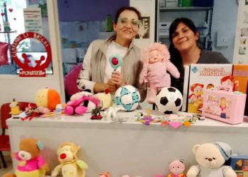 Entregan ropa y juguetes a los niños y niñas internadas en el hospital de Cutral Co