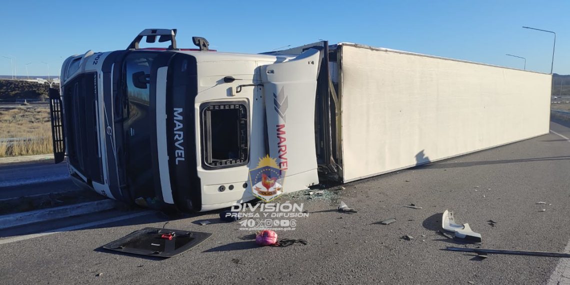 Volcó un camión en la Autovía Norte, a la altura de Plottier