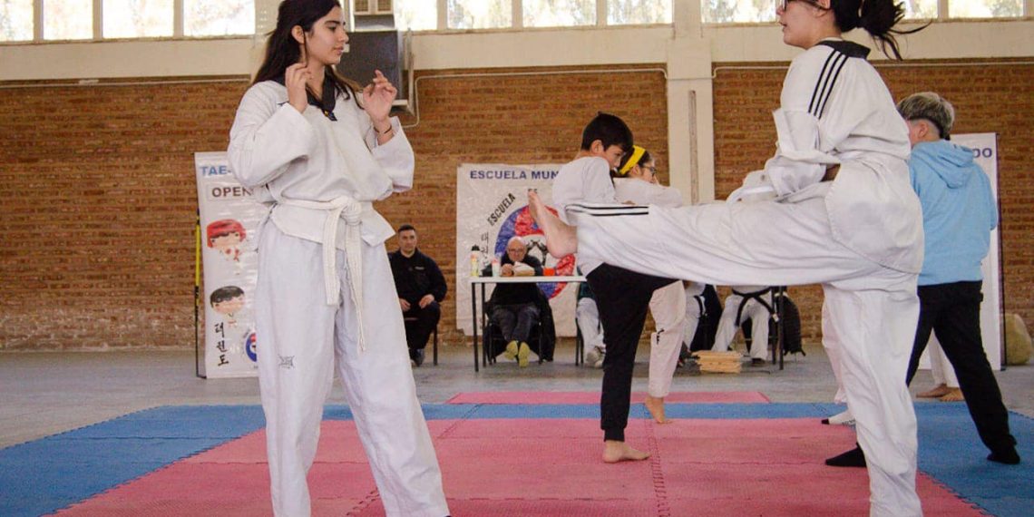 Jóvenes que practican  Taekwondo rindieron examen en Cutral Co