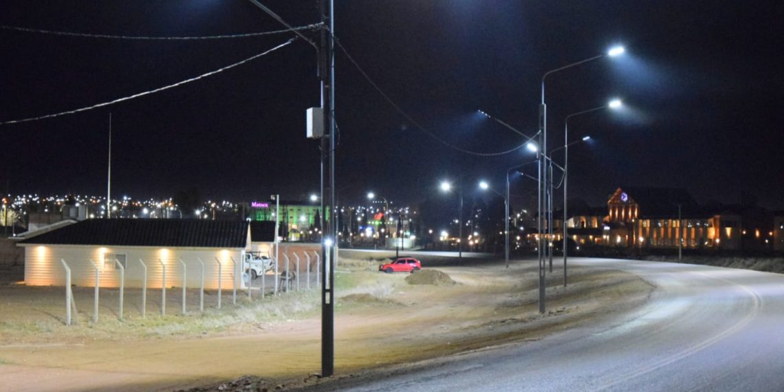 Conectaron el primer tramo de luz en la ruta 17 en Plaza Huincul