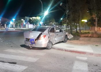 Huincul: dos personas heridas y un conductor alcoholizado en violento choque