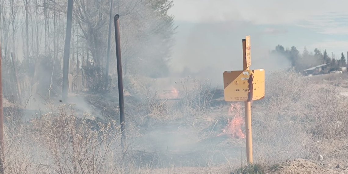 Bomberos de Plaza Huincul trabajaron en un incendio de pastizales