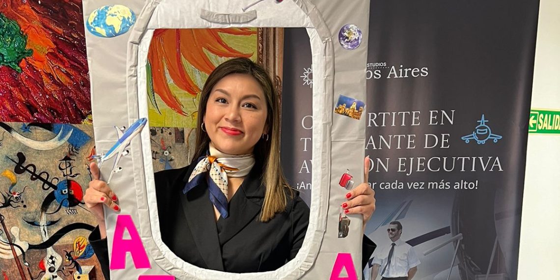 Felicitan a una flamante azafata