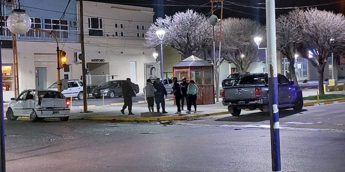 Hubo cuatro heridos después de un choque en pleno centro de Cutral Co