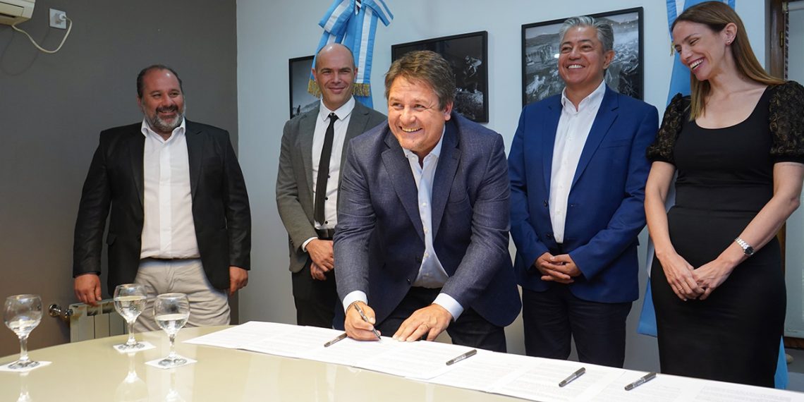 Figueroa recibirá dinero de municipios para realizar una obra en Mari Menuco