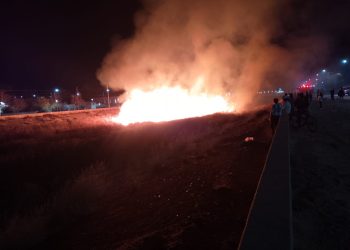 Plaza Huincul: sofocaron el incendio de grandes dimensiones en el zanjón