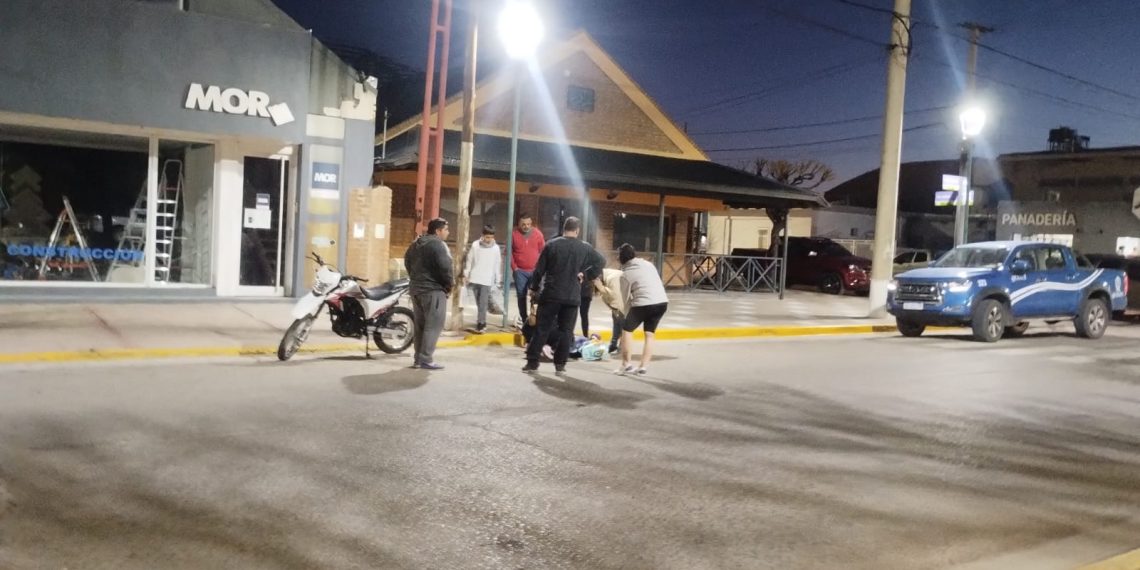 Un motociclista fue embestido por un auto en Plaza Huincul