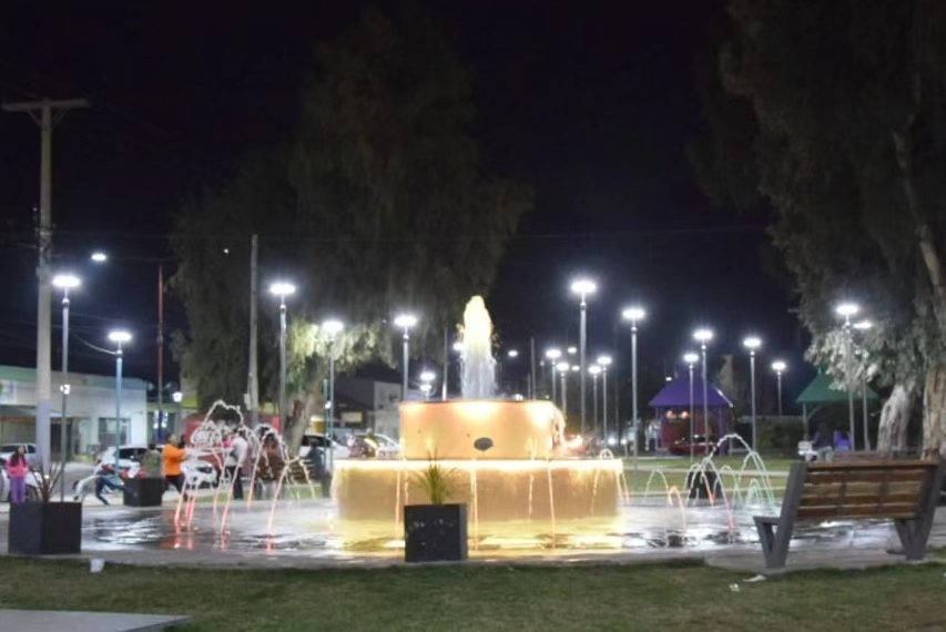 Renuevan luminarias en Plaza Huincul