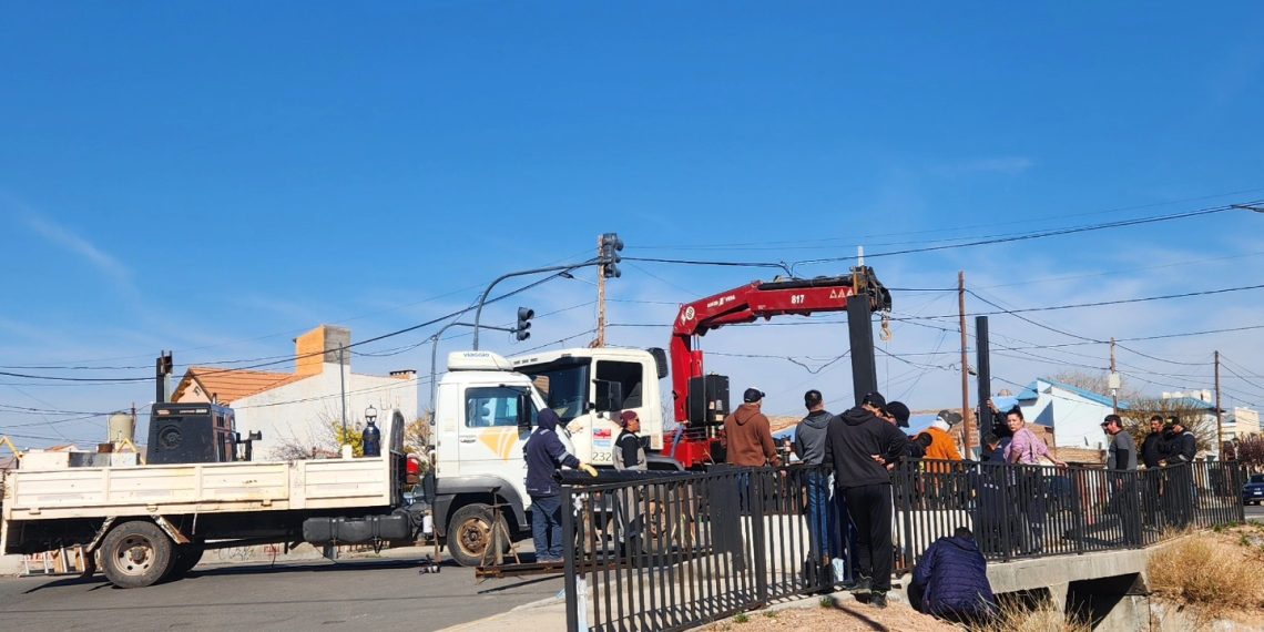 Comenzó la reparación del puente que conecta Plaza Huincul y Cutral Co