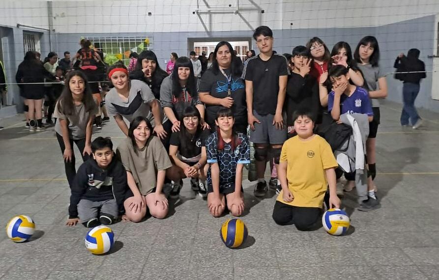 La escuela de voley de Aeroparque recibió una donación de pelotas y la agradecieron