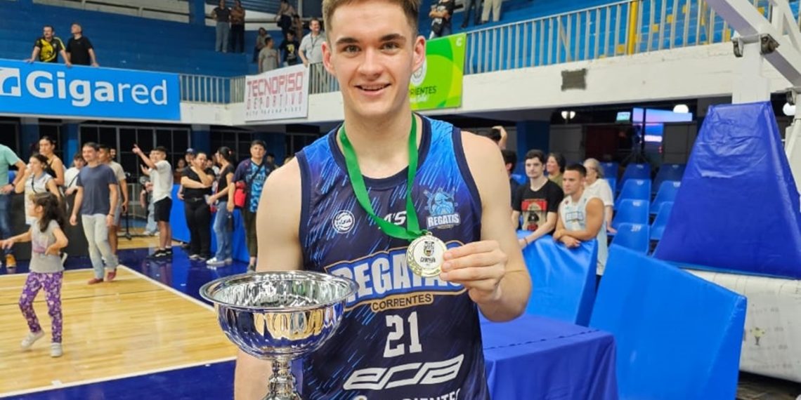 Regatas de Corrientes salió campeón con Juan Larraza en su plantel