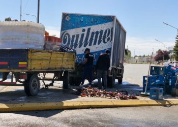 Camión pierde carga de cerveza en la rotonda que conecta Cutral Co y Plaza Huincul