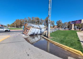 Volcó un camión en la ruta 22 y perdió su carga en el límite entre Cutral Co y Huincul