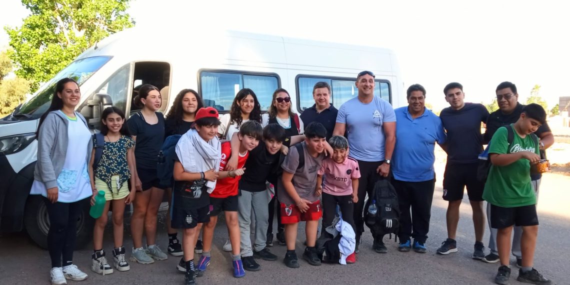 Alumnos de Plaza Huincul visitaron la escuela 275 en El Chenque