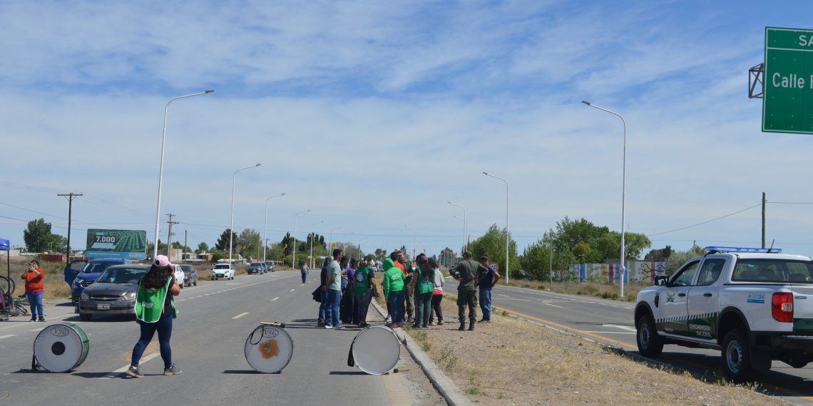 El corte sobre la ruta nacional 22 en Senillosa es parcial