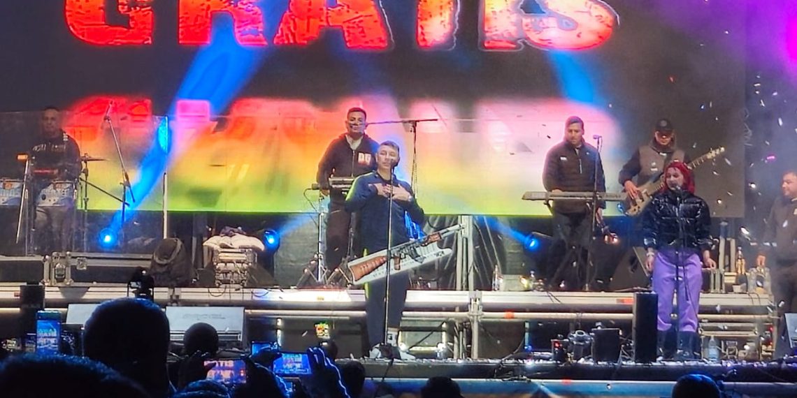 Multitudinaria presentación de Damas Gratis en los festejos del 91º aniversario de Cutral Co