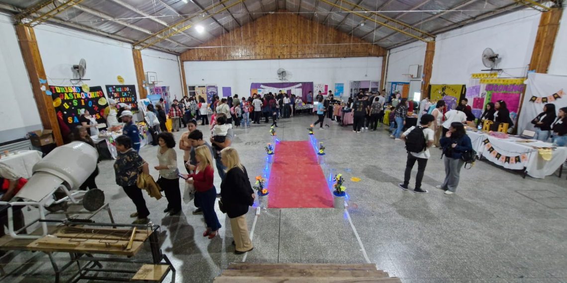 EPA 12 realizó su muestra de capacitaciones con un excelente marco de público