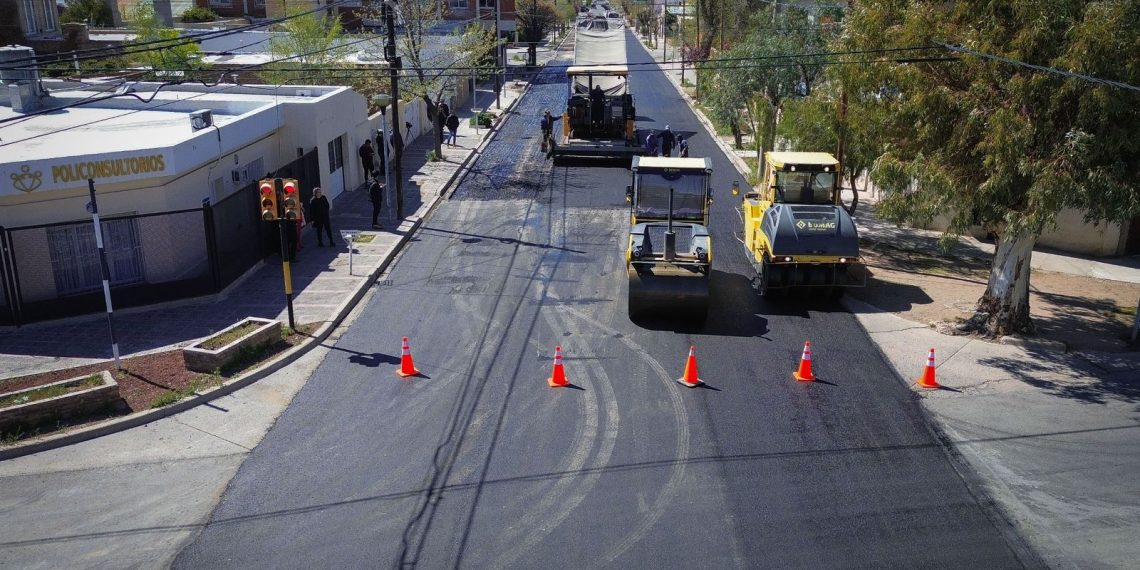 Tránsito complicado en el centro de Cutral Co por trabajos en calle Yrigoyen