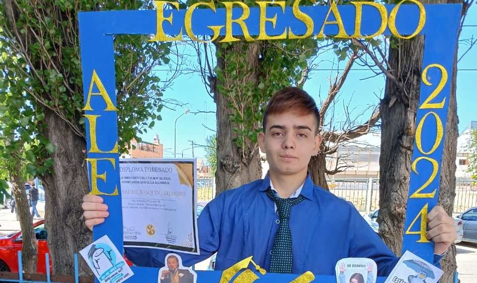 Saludan a un egresado