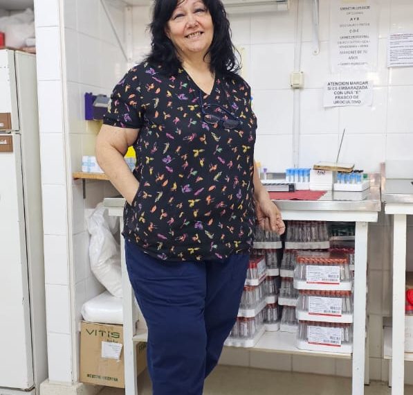 Saludan a una trabajadora del Servicio de Laboratorio