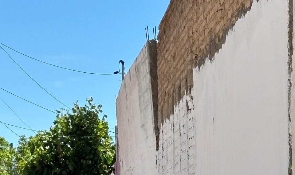 Vecinos de Cutral Co alertan por riesgo de caída de paredón en plena vía pública