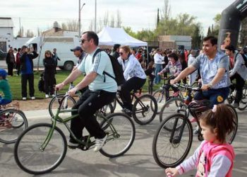 Bicicleteada familiar en el barrio Pueblo Nuevo