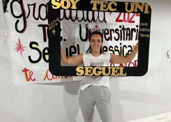 Felicitan a nueva profesional